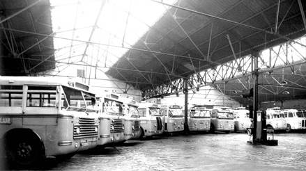 De garage van Autobus Kruger in 1954.